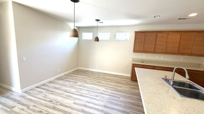Building Photo - Beautiful 2 Bedroom 2 Bath Home in Four Seasons HOA