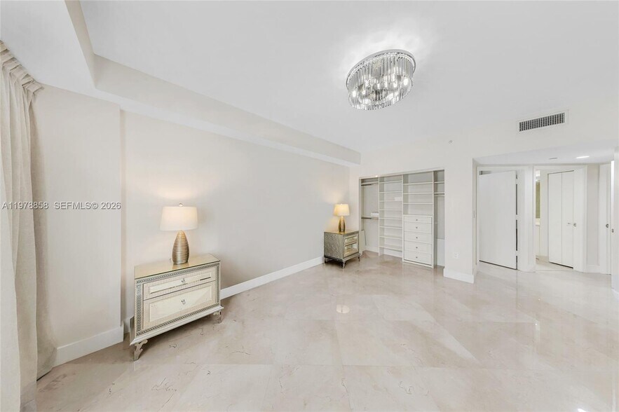 Building Photo - 20000 E Country Club Dr