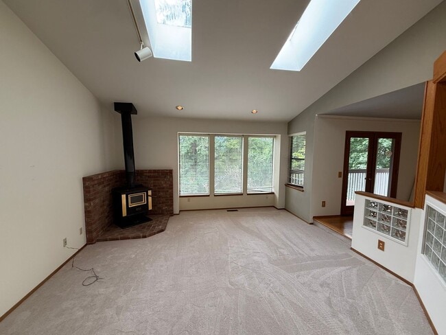 Building Photo - Spacious Mukilteo Home with Stunning Outdoor Living and Lush Landscaping