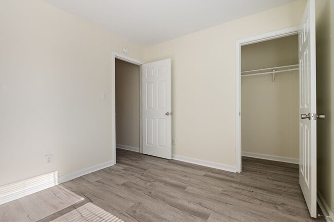 Building Photo - 2 Bedroom Duplex: Available Now