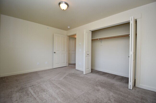 Building Photo - Centrally Located Second Floor 2b w/ Priva...