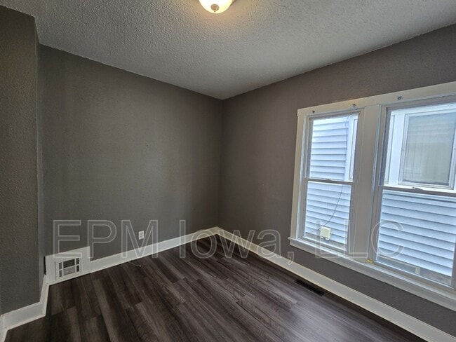 Building Photo - 514 Logan Ave