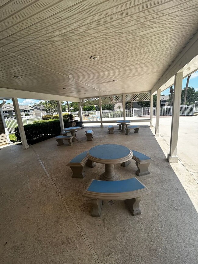 Building Photo - Beautiful 2/2 Condo Located in Hunters Res...