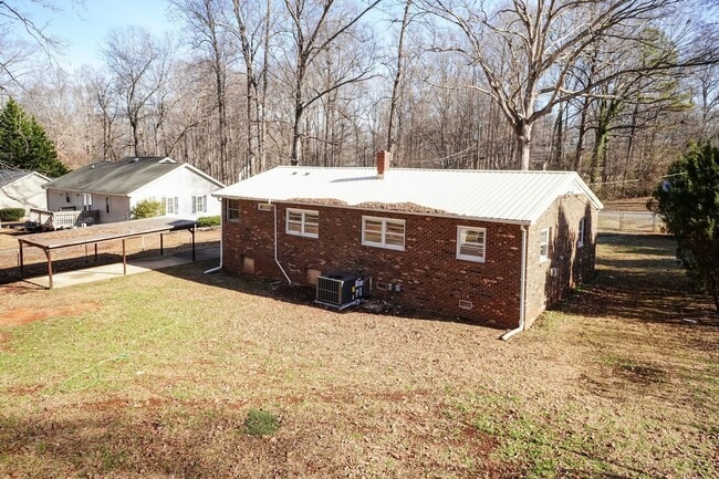 Building Photo - Gorgeous Three Bedroom Home!