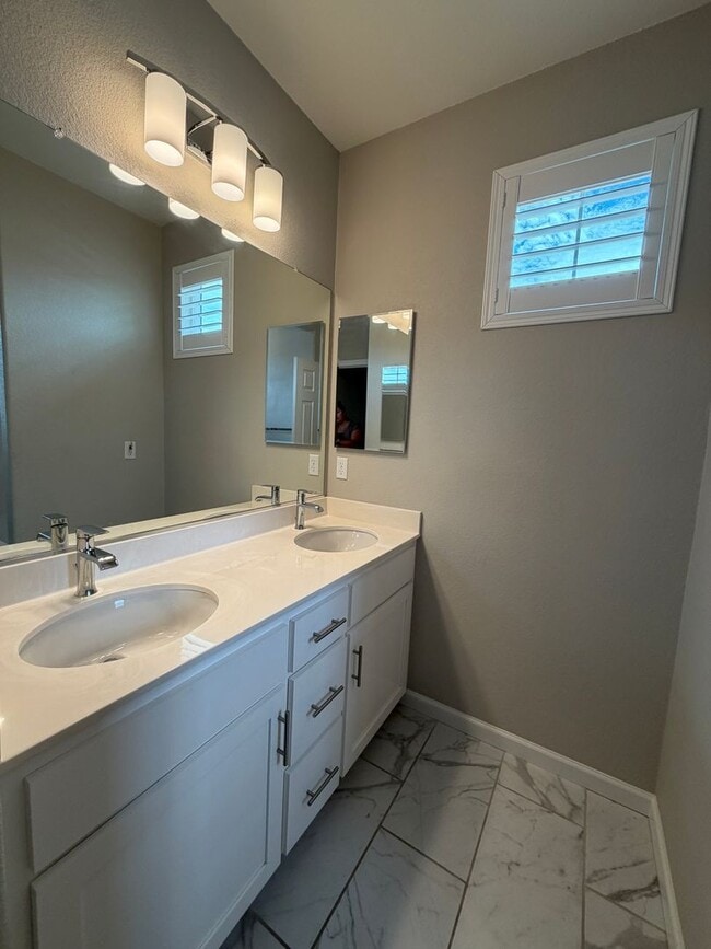 Building Photo - 700 Apricot Cir