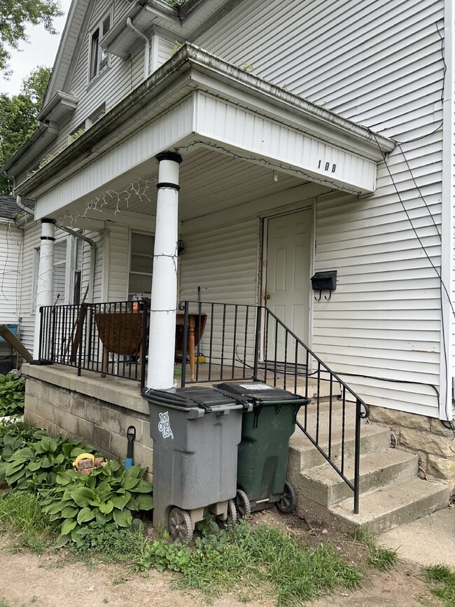 Building Photo - Welcome Home to Your Charming 1-Bedroom Apartment in Troy!