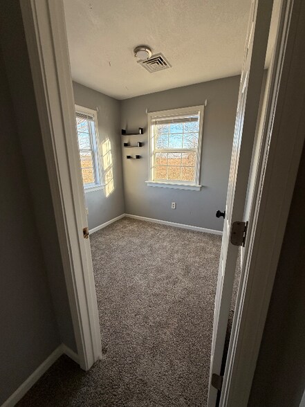 Building Photo - 8934 S South Hill Dr