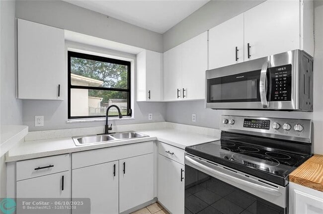 Building Photo - 3317 NE Jeannette Dr