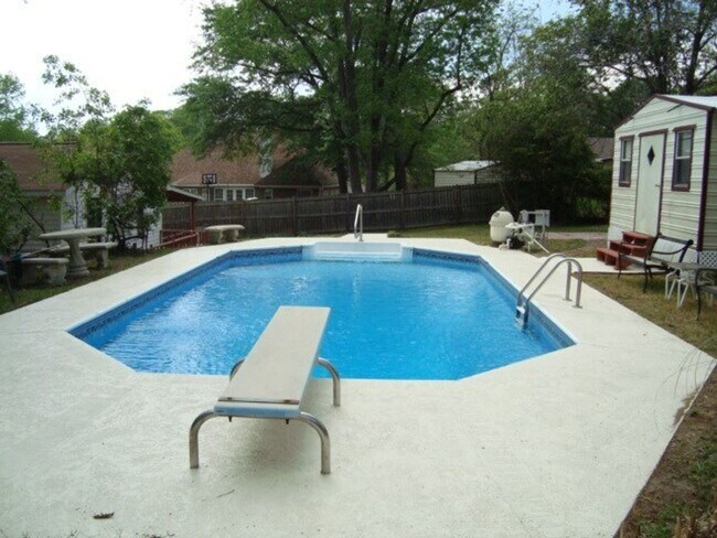 Building Photo - 3 bedroom/2 bathroom home with pool available to Rent February 1st!