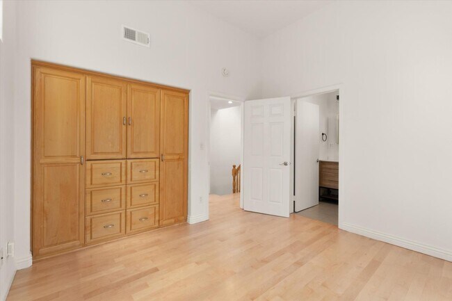 Building Photo - 15153 Burbank Blvd