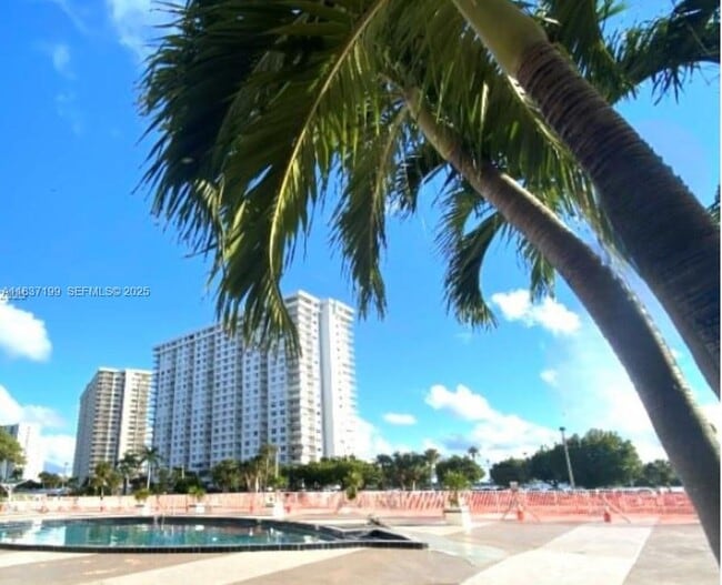 Building Photo - 400 Kings Point Dr