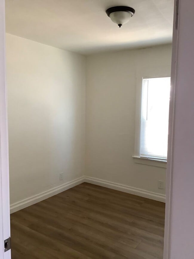 Building Photo - 2 Bed / 1 Bath House Available in Richmond...