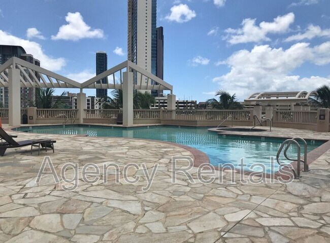 Building Photo - 600 Queen St