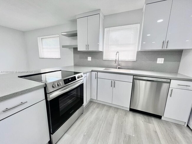 Building Photo - 427 N 24th Ave