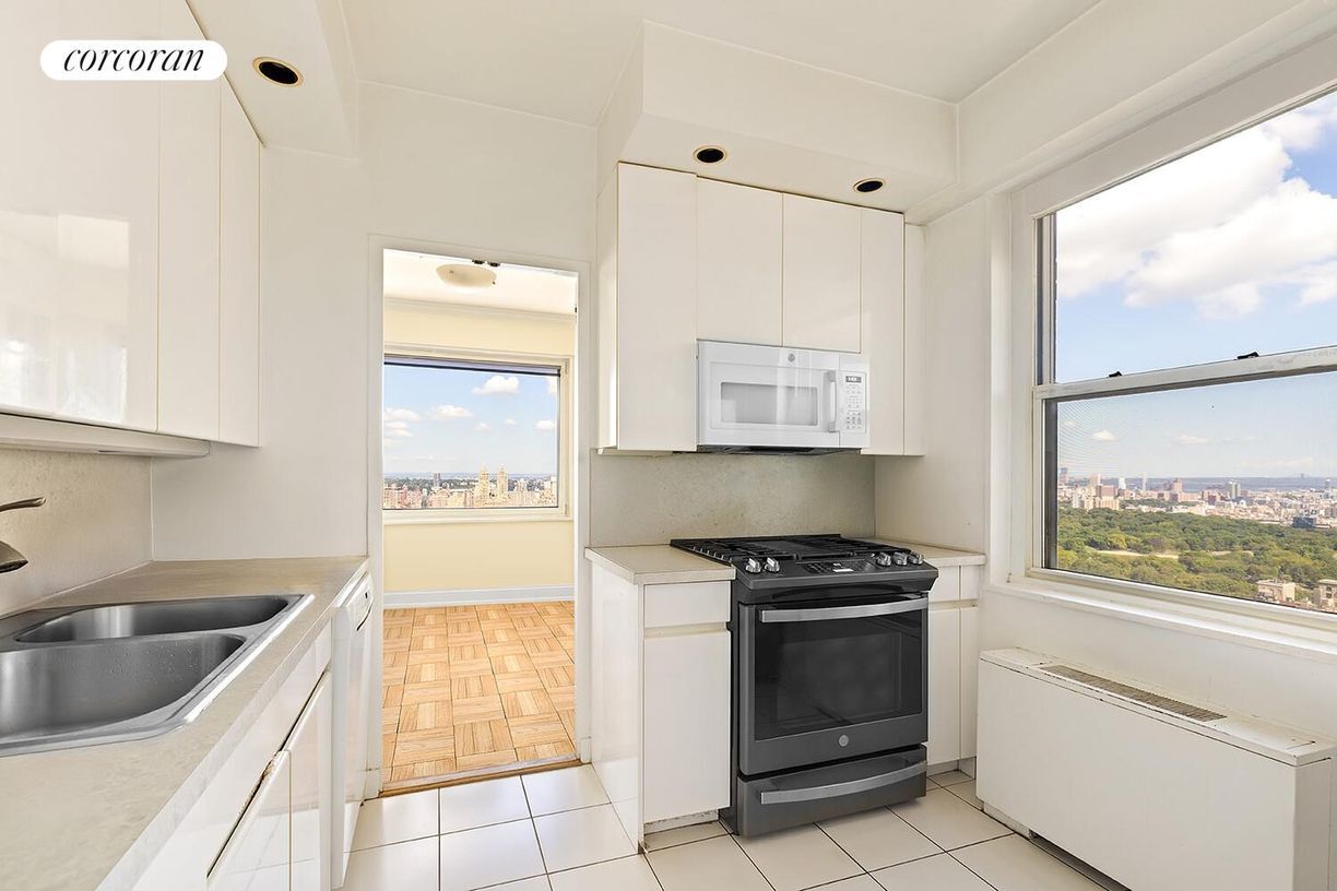 Building Photo - 45 E 89th St