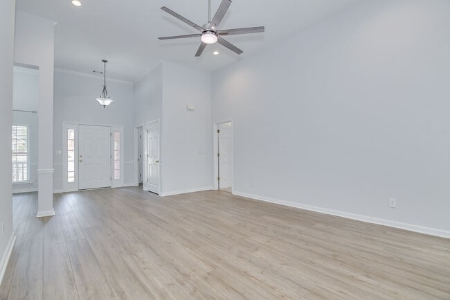 Building Photo - 4 Bedroom 2 Bath in Evans