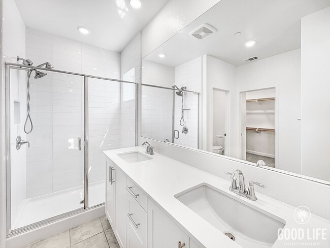 Building Photo - Stunning 3B/3BA Townhome in Oceanside!