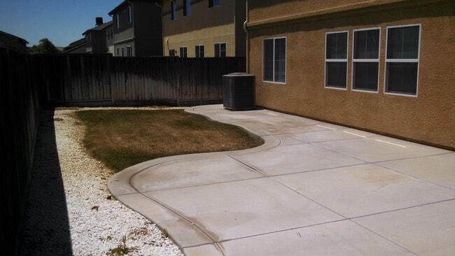 Building Photo - REDUCED!!REDUCED!!  Huge 5 Bedroom 3 Bath ...