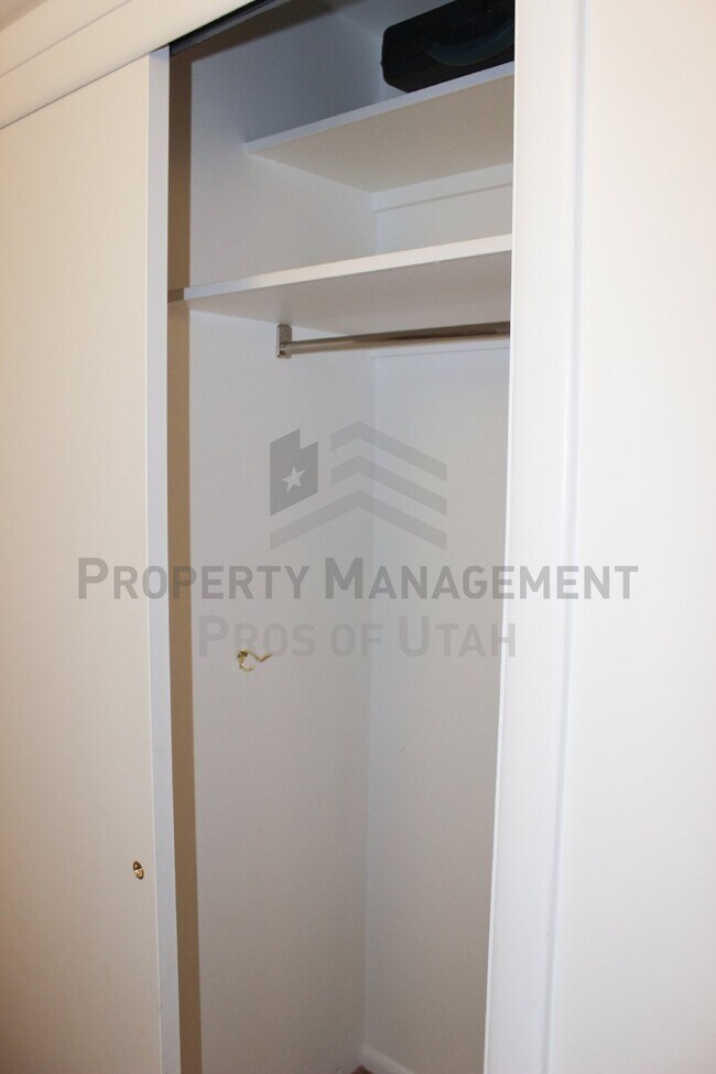 Spacious 2 Bed 1 Bath 1376 Sq Ft Condo in 2352 Chateau Dr Roy UT