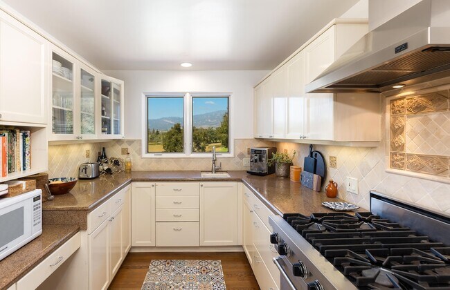Building Photo - 4015 Lago Dr