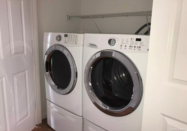 Building Photo - 975 Main St