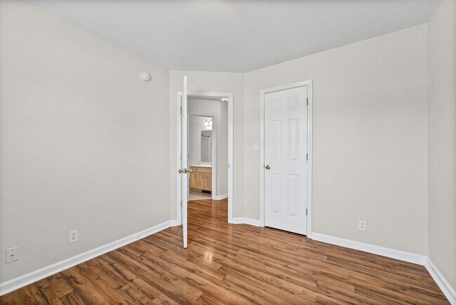 Building Photo - 3865 Roscommon Way