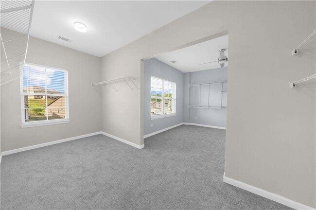 Building Photo - 5435 Mirror Lake Dr