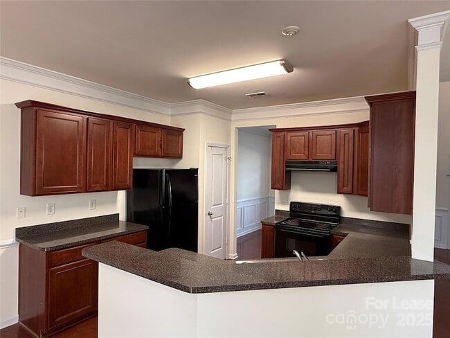 Building Photo - 5008 Centerview Dr