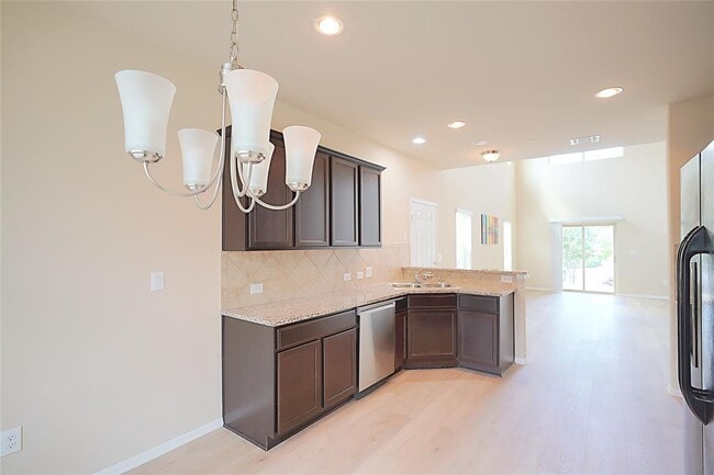 Building Photo - 516 E Slaughter Ln