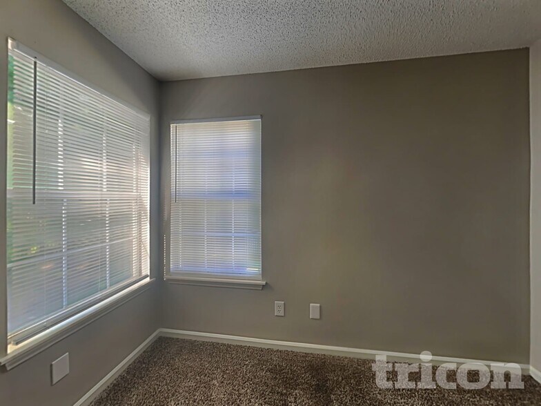 Building Photo - 404 Marcella Dr