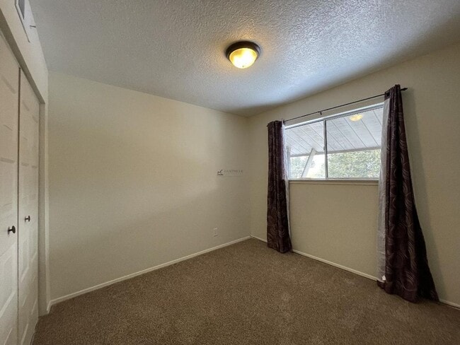 Building Photo - Centrally Located Trinity Condo Unit 626