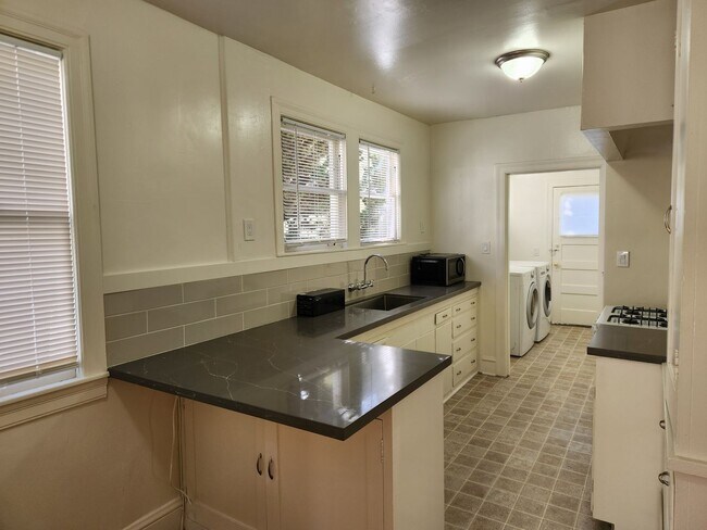 Building Photo - Private Bedroom Near UC Berkeley Campus