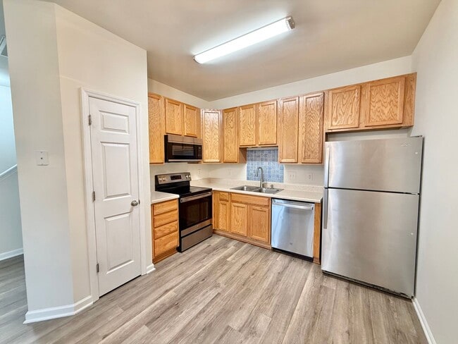 Building Photo - Charming 3BD, 2.5BA Raleigh Townhome in a ...