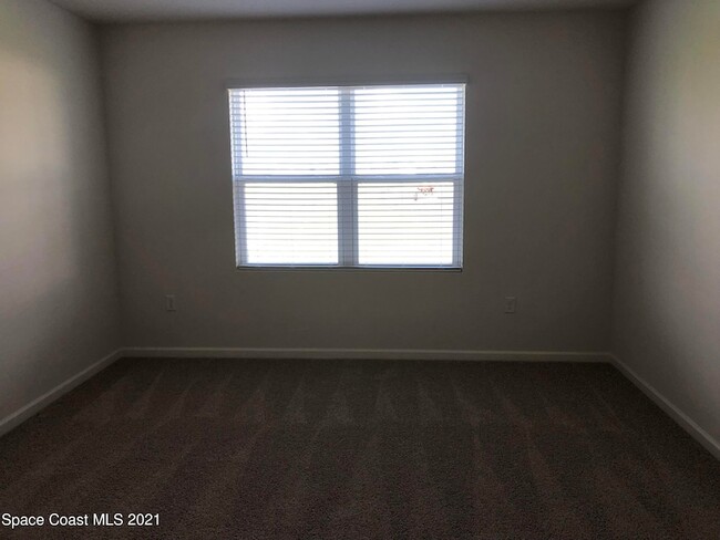 Building Photo - 388 Guinevere Dr SW