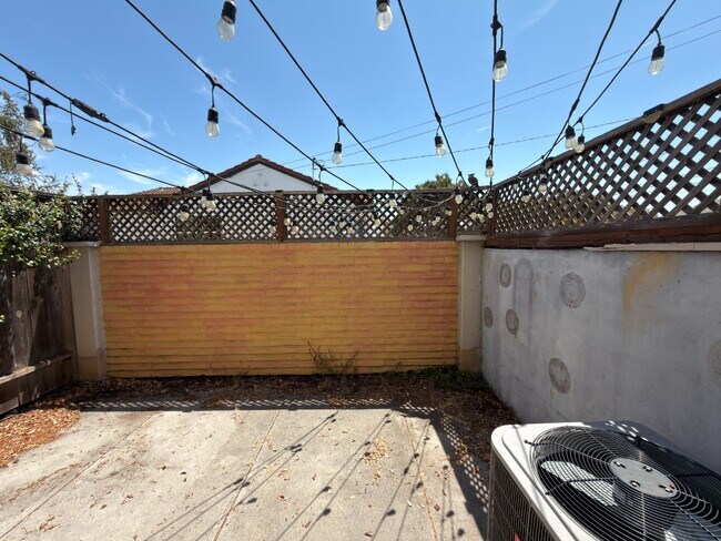 Building Photo - Prime Santa Clara Location | Bright 3BR/2.5BA End-Unit | 2 Primary Suites | Central Heat & AC