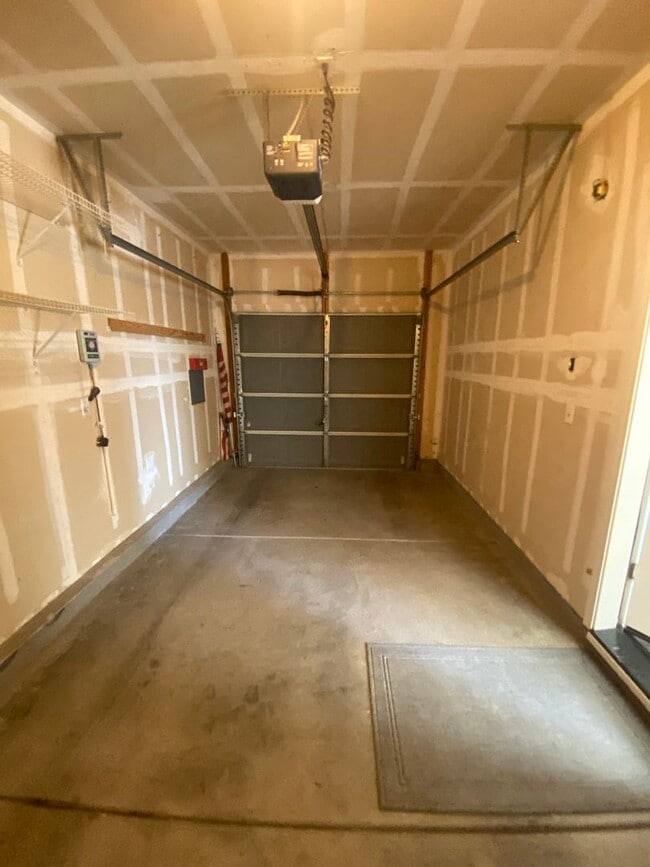 Building Photo - AVAILABLE NOW! Beautiful 3 bedroom 2 Bath ...