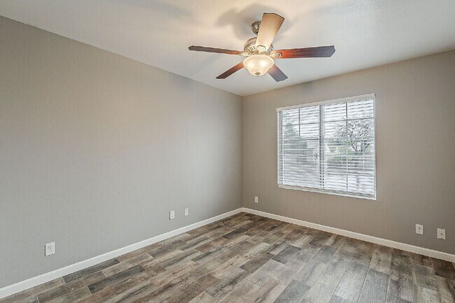Building Photo - 841 N Hillridge