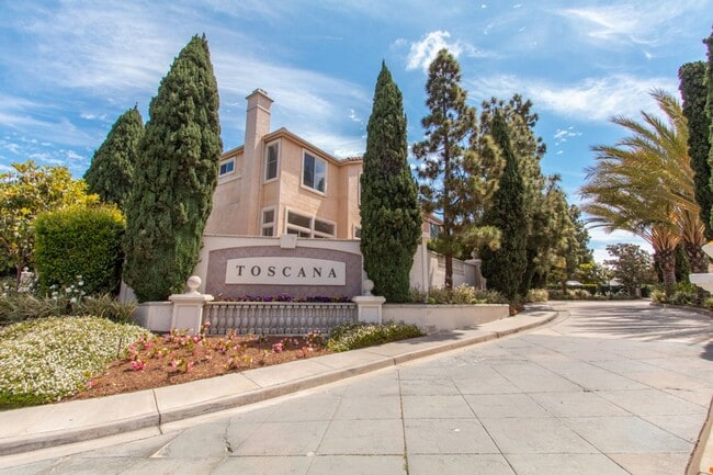 Building Photo - Spacious 3 Bed/2.5 Bath in Desirable UTC La Jolla Community of Toscana