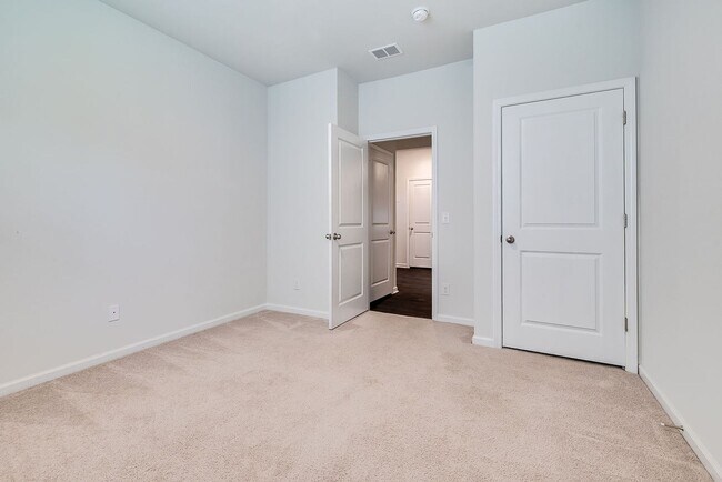 Building Photo - Stylish 4-Bed 2 Bath Ranch Home with Moder...