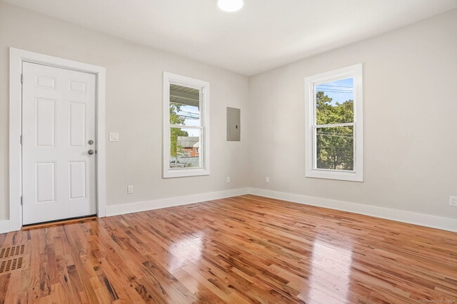 Building Photo - 10 Perry Hill Rd