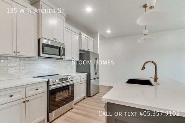 Building Photo - 135 W Thatcher St