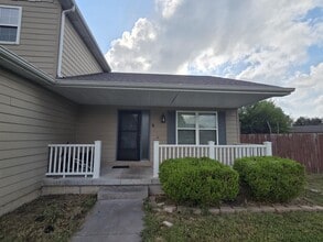 Building Photo - Large family corner lot home for rent!