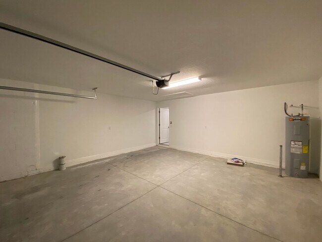 Building Photo - Great SW location 4/2/2 **WON'T LAST**