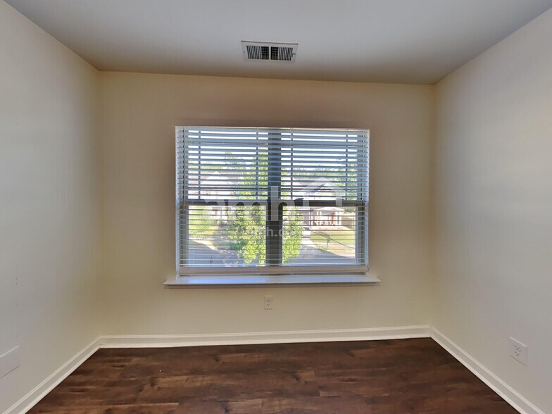 Building Photo - 1522 Balvaird Dr SE