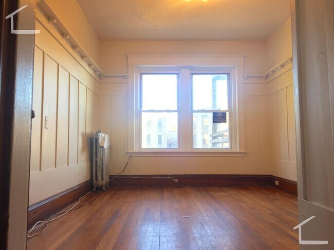 Building Photo - No Brokers Fee, No Security Deposit, heat,...