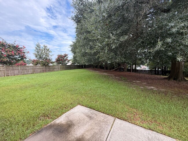 Building Photo - Beautiful 3 Bed Plus Bonus Room Raeford Home