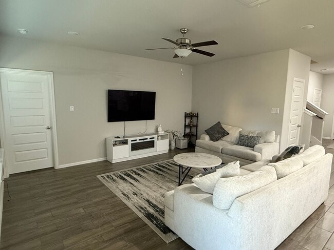 Building Photo - Spacious 5BR House in Pilot Point