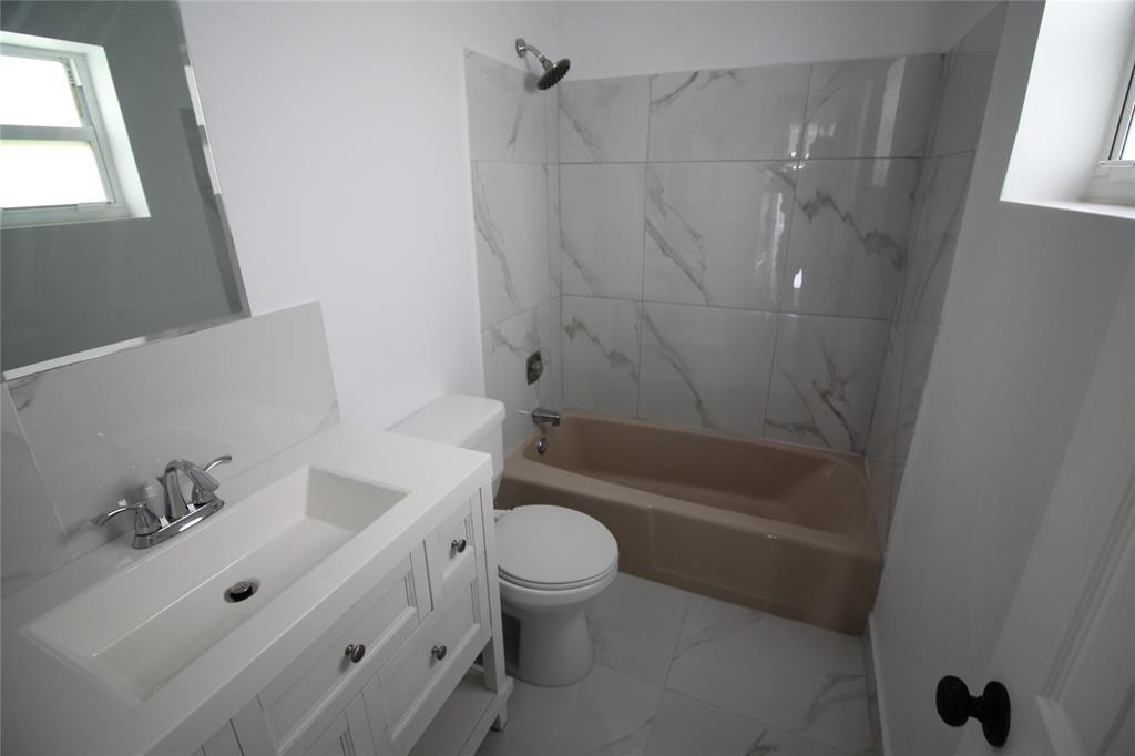 Building Photo - 160 SW 127th Ave