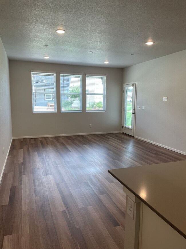 Building Photo - Luxury Condo - Water, Sewer, Basic Internet Included!