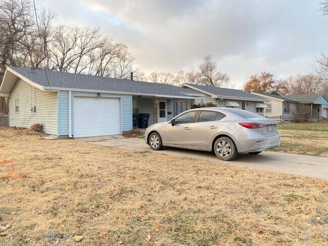 Building Photo - 3 bd, 1 bth South Omaha/Hanscom Park Home with Attaced 1 car garage! $1,425! MOVE IN SPECIAL READ...